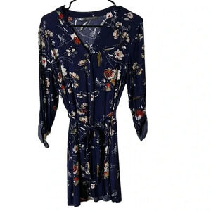 Suzy Shier Blue floral wrap dress ,
tie waist, button front ,seam pockets,EC